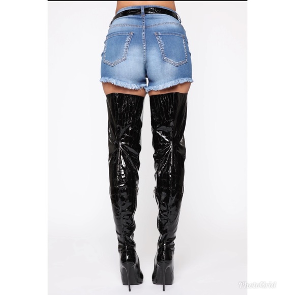 Snakeskin Belt Boots 🖤 - Picture 2 of 4